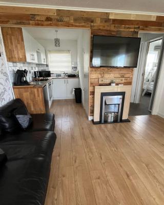 Signature, Scratby - Two bed chalet, sleeps 7, free Wi-Fi, free entry to onsite clubhouse - pet friendly