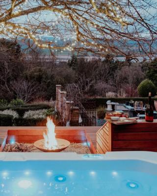 Outdoor Spa & Sauna with amazing views at Jaclyn Studio