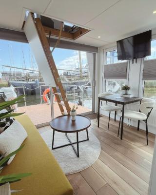 Tiny lake houses near the beach and centre by Weltevreden Experience