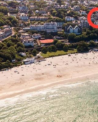 ABOVE ST IVES PORTHMINSTER BEACH - "St James Rest" is a REFURBISHED & SUPER STYLISH PRIVATE APARTMENT - King Bedroom with Ensuite, Family Bathroom, Double Bunk Cabin & Sofabed LoungeKitchenDiner - 2 mins walk Main Car Park & Station