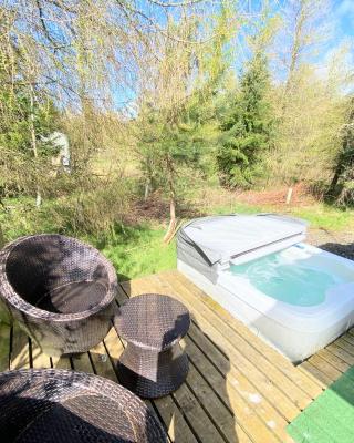 Blair Tiny House with Private Hot Tub - Pet Friendly- Fife - Loch Leven - Lomond Hills