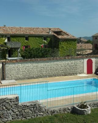 Gîtes la FENIERE, 105 m2, 3 ch, charme, calme et nature, piscine chauffée, sud Ardèche
