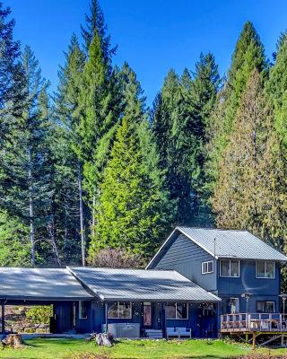 Waterfront Cabin at White Pass and Mount Rainier National Park