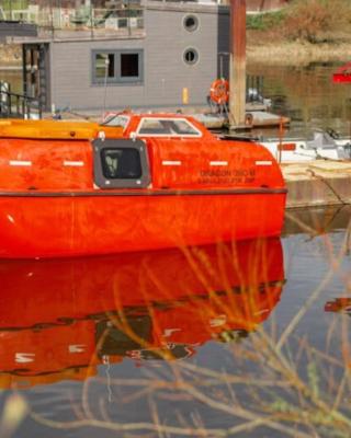 Ausgebautes Freifallrettungsboot KNUTSCHKUGEL