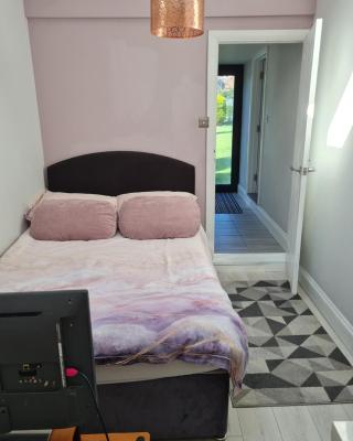 1 Bed Annex 2 mins from Harlow Mill train station