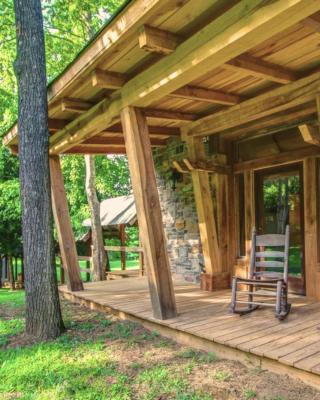 Charming Bunkhouse, Private Porch, Double Shower