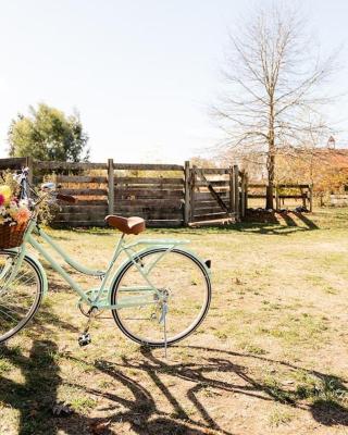 Self contained romantic Farmstay in Waipara wine country with bath and fire