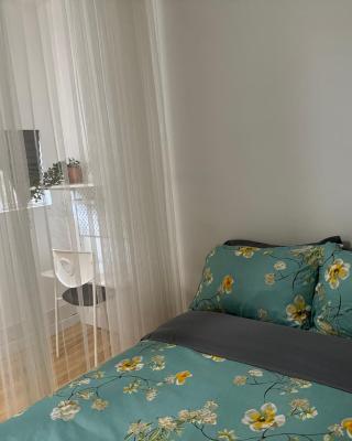 Hummingbird's Retreat-One bedroom-private bath-private entry door