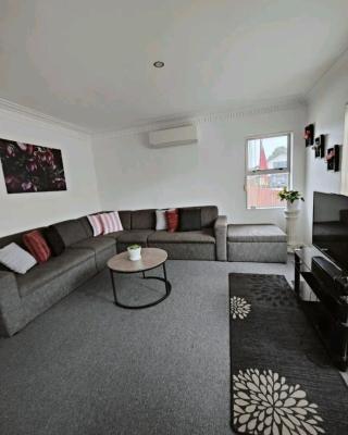 Home Close to Amenities and Airport.