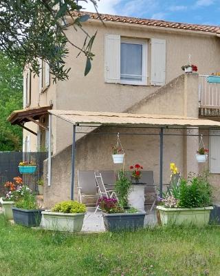 appartement bien équipé 2 chambres lit 2 place, plus canapé lit, 5 personnes, terrasse bien équipé, planchas, parking gratuit sur place, a proximité de tout commerce et de cure thermal, Cadarache ,Forcalquier, gorge du verdon , Moustier, montagne de Lure