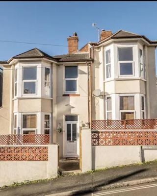 Charming 2-Bed House in Dawlish town centre