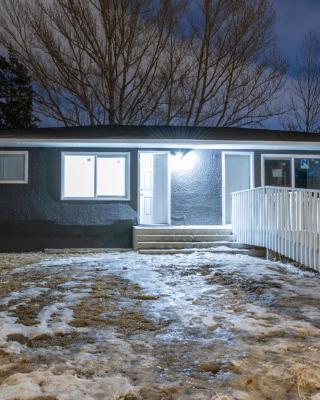 Centre Street 2bed Upper Suite - 4408