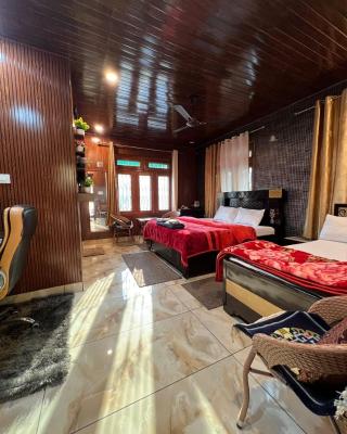 Gayatri Niwas - Luxury Private room with Ensuit Bathroom - Lake View and Mountain View