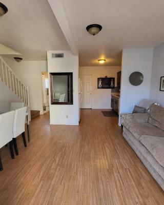 U5 - Welcoming 2-Story 2 BR & 2 BA in DT PHX with pkg