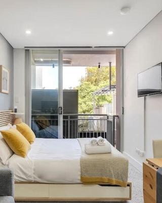 Studio in Crown St - Private Balcony & Aircon