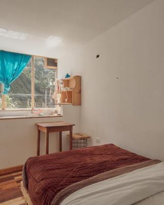 Backpackers-balcones-river-lodge