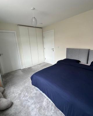 Pvt room with direct train to city center 25 mins