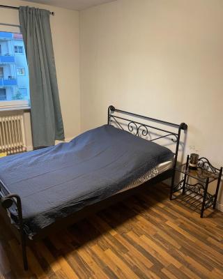 Graues Zimmer in Wohnung mit Balkon