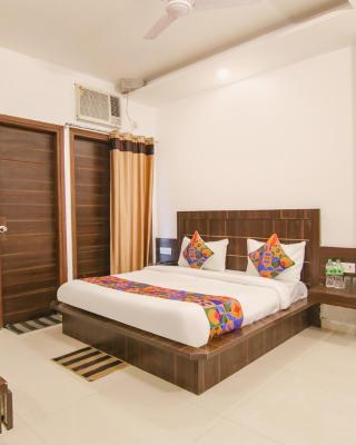 FabHotel Aerosky Inn - Nr Yashobhoomi Convention Centre