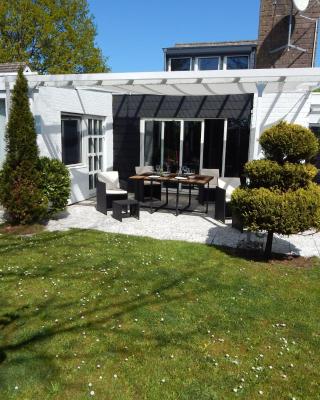 Wunderschoenes-freistehendes-Ferienhaus-an-der-See-Sauna-Strand-Yachthafen-WLAN