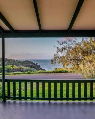 Endeavour - Rustic Two-Bedroom Home With Stunning Ocean & 1770 Headland Views