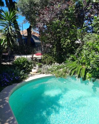 APPARTEMENT EN SOUS SOL DE VILLA avec accès jardin et piscine