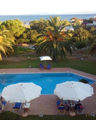 Kinetious Nisous Stylish Apt, Pool, near the Beach