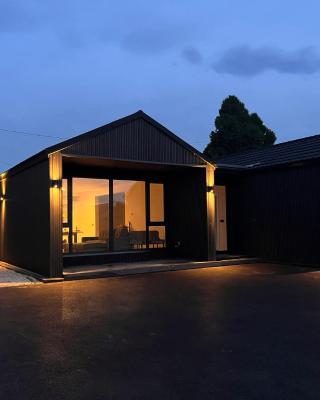 "Deerpark Villa - Sleeps 8, Views of The Rock & Cashel Palace Hotel"