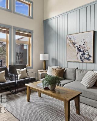 Mountain Loft Retreat, Heated Pool & Hot Tub, UG Parking, Balcony, WiFi!