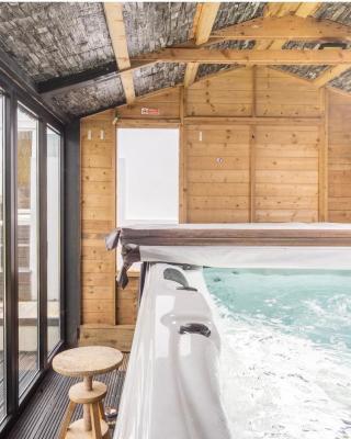 Empress Tree Cottage with large hot tub