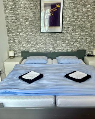 Jsmit Music&Bar&Apartments, balkóny v apartmánah, bar dole