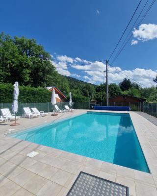 Chalet bord de lac avec piscine N2E