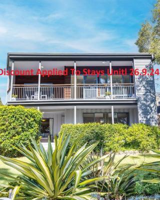 Baggies On Dutchies, 9 Burbong Street - Large Pet Friendly house with spectacular waterviews, Wi-Fi and air con