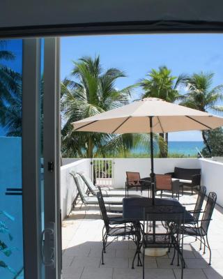 Beachfront Townhouse with private patio, direct beach access, gym, bars & free parking!