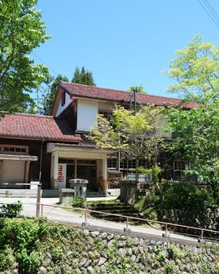 奈良吉野の小学校跡地ゲストハウスつわいらいと-薪割り五右衛門風呂体験-一棟貸し-吉野山や天川村観光に-Small inn attached to a historic school building