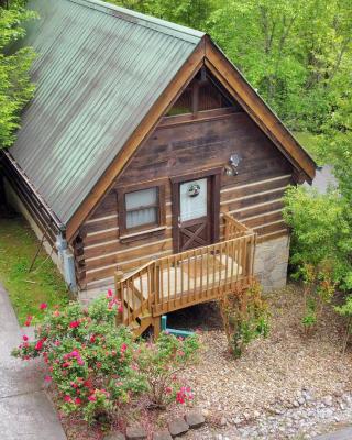 Cozy Cabin! Hot Tub, King Bed, Fireplace, & Pool