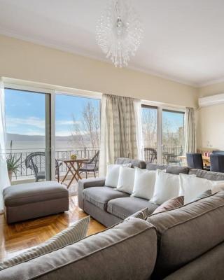 Bright Central Apartment with Splendid sea view!