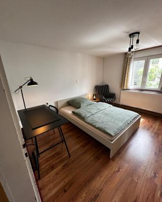 Einfaches Haus mit Privatzimmern und Gemeinschaftsräumen