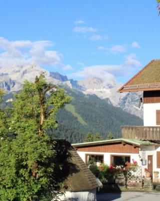 Pfeiffer Alm am Sonnenhang mit Blick auf die Zugspitze