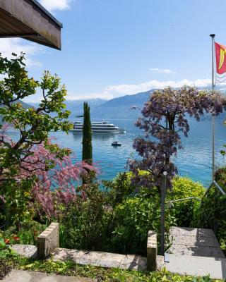 Villa with pool, garden & direct at lake