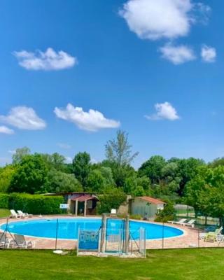 Camping Familial paisible avec piscine, mobil home , chalet, Studio & emplacement nue