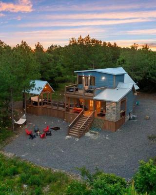 Lux Hochatown Cabin! 5 minutes to town-Hot Tub-Fire Pit-Game Room-Mtn Views