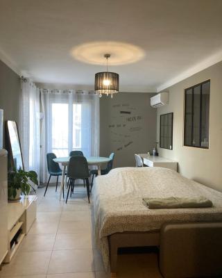 Only for ladies!! Comfortable shared homestay, Nice west cosy flat with balcony, near airport, train, beach, public transport, supermarket