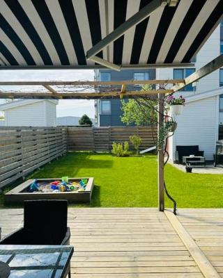 Nybyggt radhus med egen barnvänlig trädgård