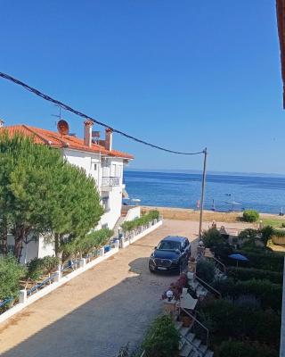 Sunny Apartment 30m from the Beach