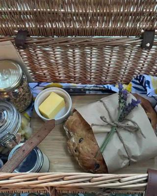 Wattle Creek Studio with Breakfast Basket