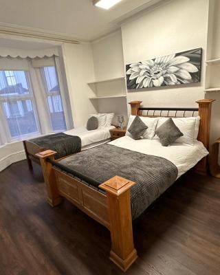 PRIVATE ROOM In TOWN CENTRE FREE PARKING WI FI AND PATIO WITH AA STAY LTD