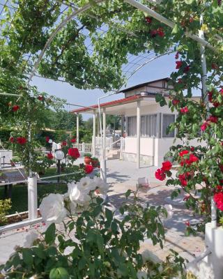 Villa Artzie. Έξοχικο με τεράστιο εξωτερικό χώρο.