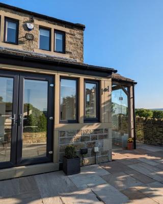 Lane End Cottage Holmfirth - Panoramic Views, Modernised with offroad parking