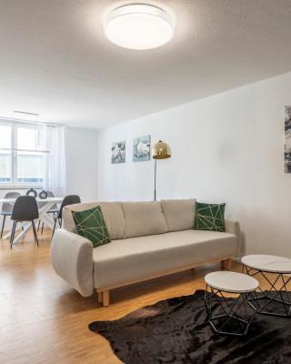EXQUIS 2BR Design Apartment LOUIS I Parking I Balcony I Mercedes-Benz I Family-friendly